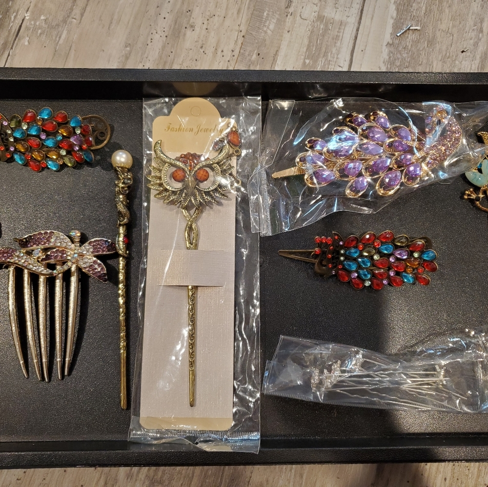 Lot of 9 hair clips and pins
